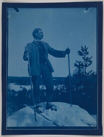 Axel GallÃ©n skiing at the summit of Kirppuvuori in Suolahti, 1906; print 2 of the photograph.