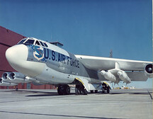 B-52H with Skybolts 1