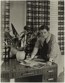 Mrs Mollie Grey, interior decorator, Greenknowe Avenue, Potts Point, Sydney, ca. 1935/ photographer Harold Cazneaux