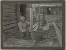 Manninen making a rowing boat for the GallÃ©ns in Ruovesi, in the 1900Â´s.