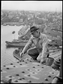 Stan Giddings, maintenance worker painting Sydney Harbour Bridge, 18 September 1945, photographed by Alec Iverson