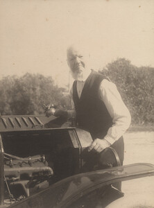 Oiling motor vehicle, date unknown
