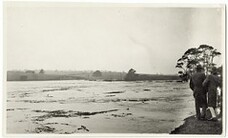 Perth Bridge under water, looking south (1929)