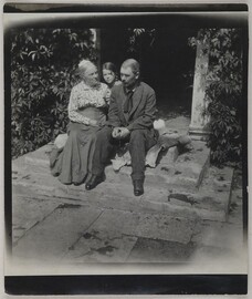 Albert EngstrÃ¶m with his mother and a girl in Grisslehamn, where he had a studio, 1914.