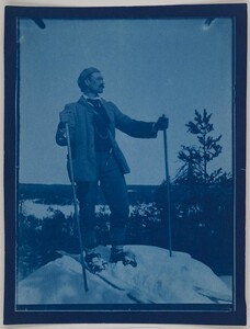 Axel GallÃ©n skiing at the summit of Kirppuvuori in Suolahti, 1906; print 2 of the photograph.
