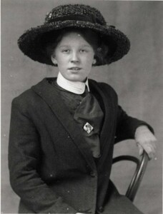 Lady in hat circa 1910 (archive ref DDX1319-5-EYC133)