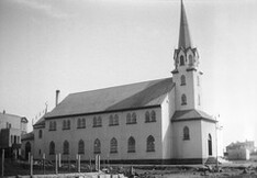 FrÃ­kirkjan (the Free Church) by lake TjÃ¶rnin in Reykjavik, Iceland