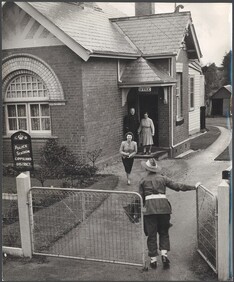 Private Wallace Tratford arrives home on leave, Drouin, Victoria