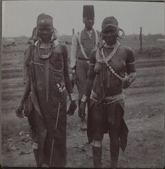 Two kikuju women with a friend. MassaÃ¯land, 1909. ; Photograph 2.