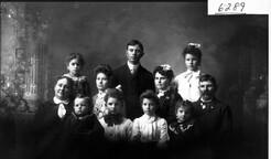 Group portrait of D. L. Brate family 1904
