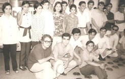 Estudiantes de primer aÃ±o de EconomÃ­a, preparÃ¡ndose a salir de viaje de estudios a Guadalajara, San Luis PotosÃ­, MÃ©xico, CÃ³rdoba y Durango. Julio 7 de 1970