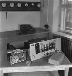 The Syncro-Clock time keeper,  Yleisradio's driving clock  and a kind of radio that received the time signal from the German hydrological institute's chronometer. A radio set which controlled  several time keepers in Yle's radio house, ca. 1945.