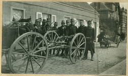 Manschappen van het 7de Linieregiment poseren met een Hotchkiss mitrailleur, September 1914 | Men of the 7th Line Regiment pose with a Hotchkiss machine gun, September 1914
