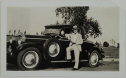Architect VÃ¤inÃ¶ Wiitala with his car in Chicago, 1926.