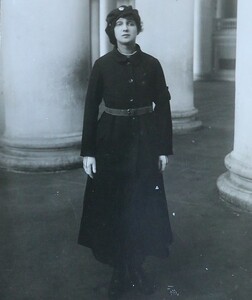 Portrait of an unidentified woman soldier [s.d.]