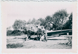 Een Duits soldaat onderzoekt een achtergelaten Potez 63.11 van de Franse luchtmacht, juni 1940 | A German soldier inspects an abandoned Potez 63.11 of the French air force, June 1940