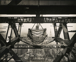 Bracing between the Tyne Bridge arches