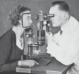 Eye examination with a Zeiss biomicroscopic apparatus