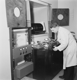 Recording  instantaneous discs at the Sound Department of the Finnish Broadcasting Company, 1930s.