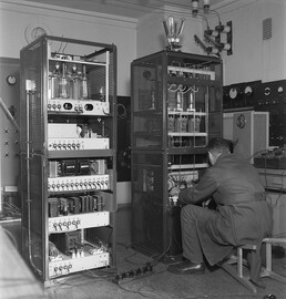 Mechanic Kauko Mustakallio manufacturing a frequence modulated 1kW transmitter, its electronic power  converter and output stage in Yleisradio's workshop, 1946.