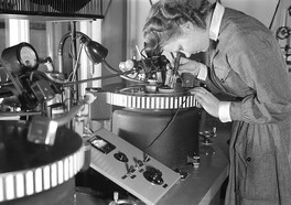 Recording instantaneous discs at the Finnish Broadcasting Company in 1940ies