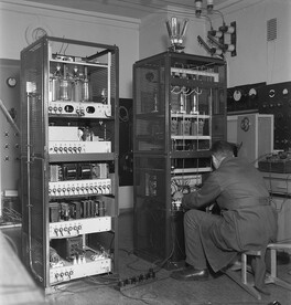 Mechanic Kauko Mustakallio manufacturing a frequence modulated 1kW transmitter, its electronic power  converter and output stage in Yleisradio's workshop, 1946.