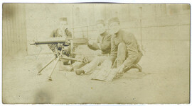 Mitrailleurs van het 7de Linieregiment met een Maxim mitrailleur | Maxim machine gun section of the Belgian 7th Infantry Regt.