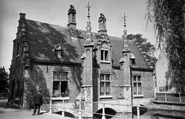 Sashuis / Sluice House at lake Minnewater in  Bruges, Belgium