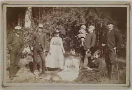 Mary SlÃ¶Ã¶r (third from the left), Axel GallÃ©nÂ´s wife-to-be, with her family in Rapola, ca.1888.