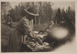 People in Linudd garden