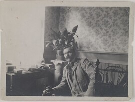 Axel GallÃ©n visiting station masterÂ´s estatement by Suolahti train station, 1906.
