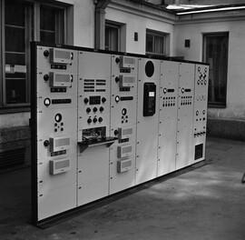 A low voltage board destined for Turku broadcasting station in the courtyard of Fabianinkatu radio house, ca. 1939.