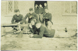 Mitrailleurs van het 7de Linieregiment met een Maxim mitrailleur | Maxim machine gun section of the Belgian 7th Infantry Regt.