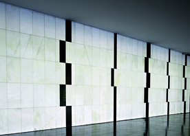 Sem tÃ­tulo  Autor: Athos BulcÃ£o Ano: 1960  TÃ©cnica: Painel em granito negro e mÃ¡rmore branco  DimensÃµes: 3,00m x 20,00m