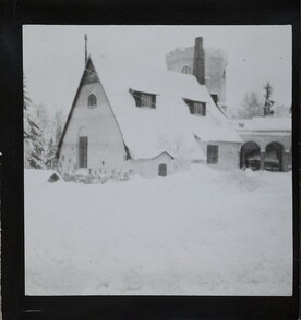Winter-time view of TarvaspÃ¤Ã¤, photographed from the south-west. The picture features the building's roofs and its characteristic central tower and entrance archway