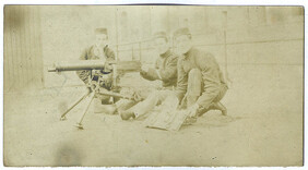 Mitrailleurs van het 7de Linieregiment met een Maxim mitrailleur | Maxim machine gun section of the Belgian 7th Infantry Regt.