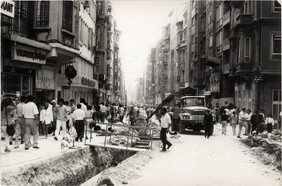YayalaÅŸtÄ±rma Ã§alÄ±ÅŸmalarÄ± sÄ±rasÄ±nda Ä°stiklal Caddesi, 1989 - Istiklal Avenue during the pedestrianization works, 1989