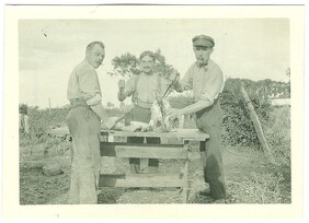 Het eten wordt klaargemaakt, mei 1916 | A meal is being prepared, May 1916