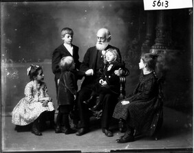 Andrew Dousa Hepburn with his grandchildren 1903