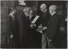 Akseli Gallen-Kallela giving Joachim Skovgaard an adress to invite him as an honoured member of The Finnish Art Academy, in Copenhagen, 1931.