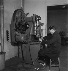 An employee working with a press machine in Yleisradio's workshop, March 1946.