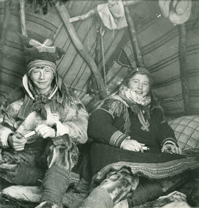 Bror og sÃ¸ster i teltet pÃ¥ Finnmarksvidda.