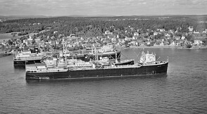 HvalbÃ¥ter i opplag pÃ¥ HusÃ¸yflaket