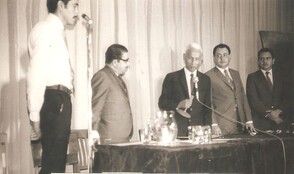 El joven estudiante de la escuela de Derecho y Ciencias Sociales Bernardo J. Riveros, hace la presentaciÃ³n del Ing. Norberto Aguirre Palancares. Julio 8 de 1970