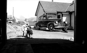 Lee girls with family dogs and car