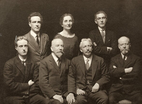 First Envoy to the Irish Republic in London : Art Ã“ BrÃ­ain 1919-1924, with members of the staff.