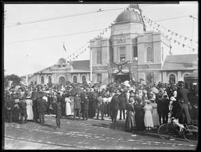 Visitors at the entrance gates, Taronga Zoological Park