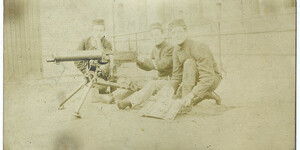 Mitrailleurs van het 7de Linieregiment met een Maxim mitrailleur | Maxim machine gun section of the Belgian 7th Infantry Regt.