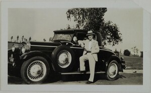 Architect VÃ¤inÃ¶ Wiitala with his car in Chicago, 1926.